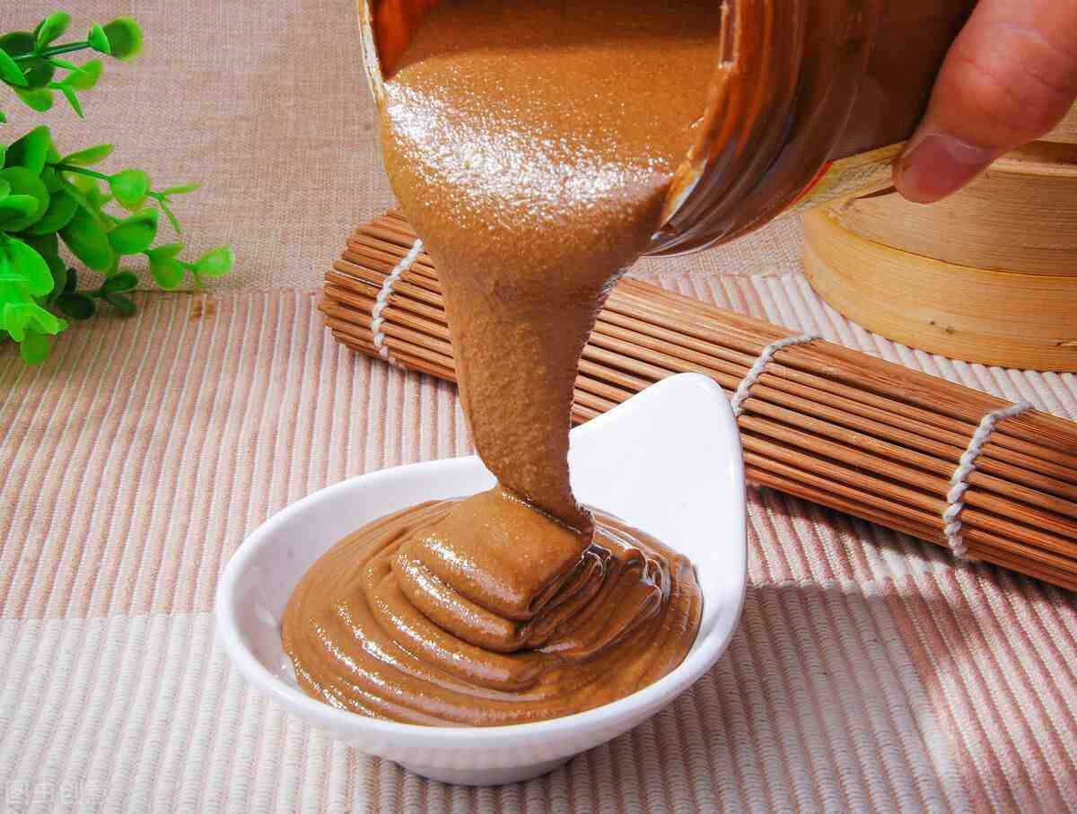 引领食品包装新纪元：芝麻花生酱自立袋灌装旋盖机——自动化、高效能、卫生安全的全面解决方案