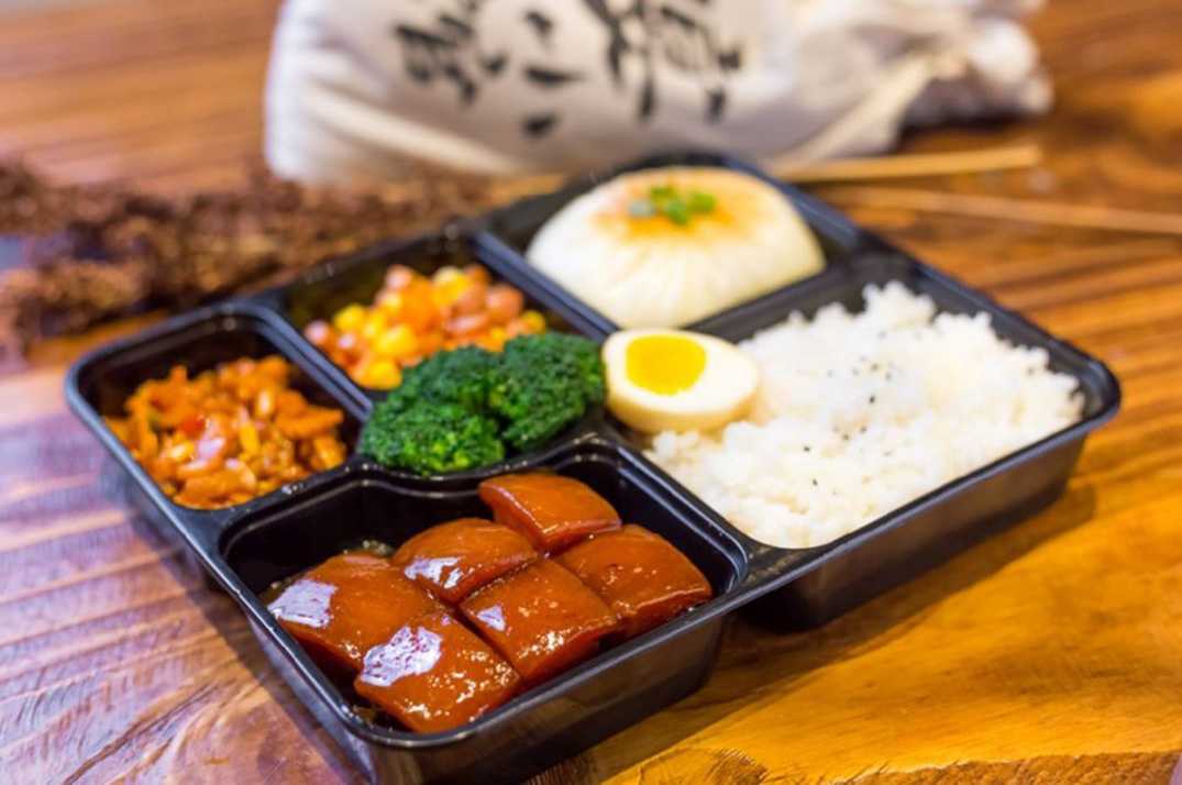 工厂级全自动盒饭封口包装机:高效封口,锁鲜增效