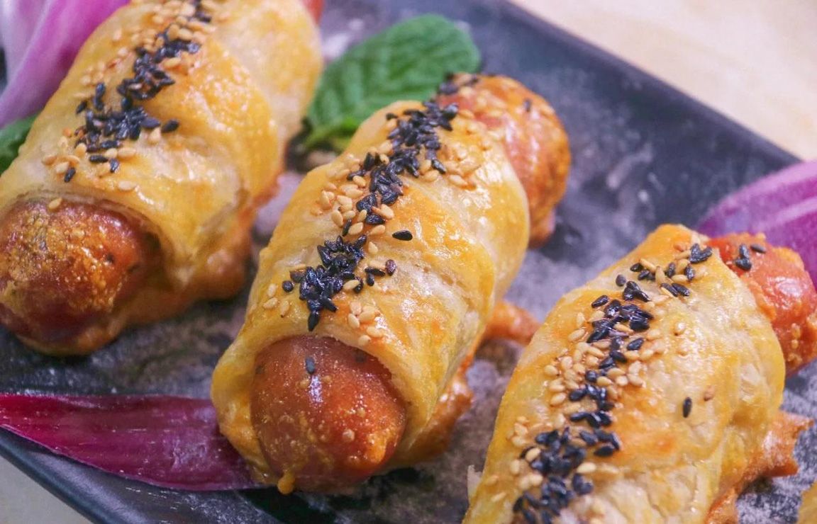 1761985443195944.jpg 酥皮烤肠卷01.jpg